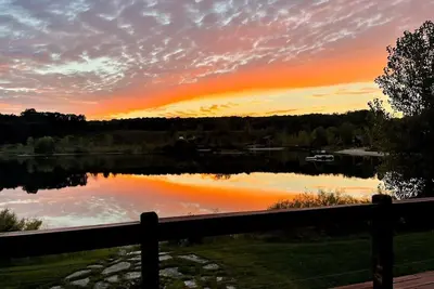 Image de Large lakefront Cabin w/ year-round activities & enough beds for everyone!