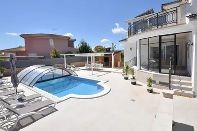 Image de Beautiful spacious holiday home for families with a big swimming pool and garden - Free Wifi