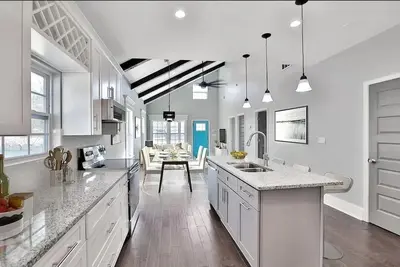 Image de Cozy newly renovated 3bd home w/hot tub -in the heart of the city