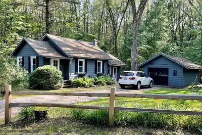 Image de Escape to your cozy 2-bedroom cottage near Lake Michigan