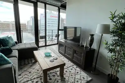 Image de 2 bed downtown across jets arena king bed wifi