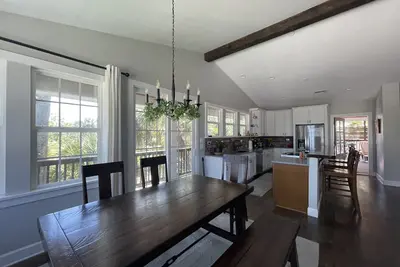 Image de Remodeled home just steps to the beach (Pet-Friendly)
