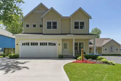 Image de Waterfront 5-Bedroom, 3 Bath Luxury Vacation Home In Downtown Saugatuck