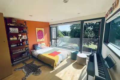 Image de 15 min to downtown | Hot tub | Spacious+peaceful+modern