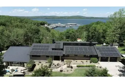 Image de Cheerful 5-bedroom lake house with indoor pool