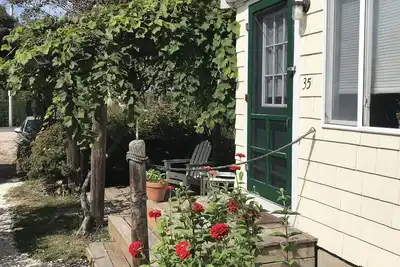 Image de Walk to Beach from sweet garden cottage. Monthly rate!