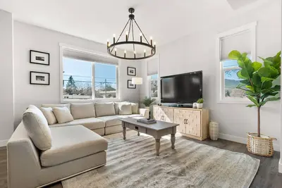 Romantic Modern 3 Bedroom Home Close To Beach & Shops