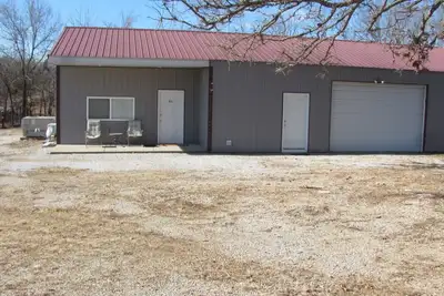 Image de Cozy Country Cabin! 1 mile from Lake and beach area!