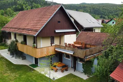 Image de Appartement de vacances dans un gîte vigneron à deux étages indépendants pouvant accueillir jusqu'à 10 personnes
