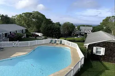 Image de Bright condo w Pool, walking distance to town!