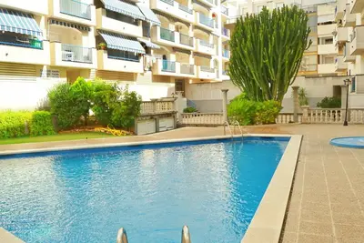 Agréable appartement pour 6 personnes avec climatisation, piscine, Tv, balcon et parking