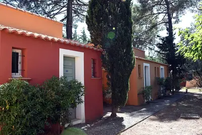Image de Appartement dans une maison de vacances avec climatisation, piscine, Wifi, Tv, terrasse, parking
