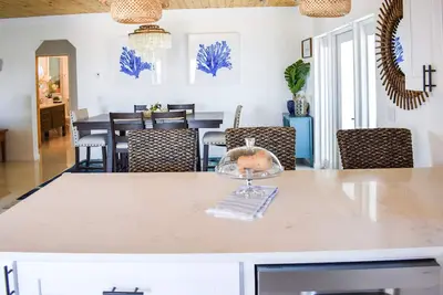 Image de Canal Front Private Home in Treasure Cay, Bahamas With Dock and Generator