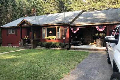 Image de Cozy cabin in the woods by Lake Nokomis and Bearskin trails