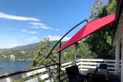 Image de Panoramic Lake View! ! ! Modern 4 Bd 2 Ba/Level entry