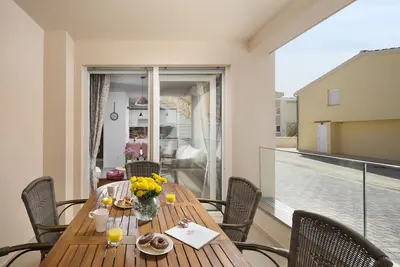 Image de Appartement de deux chambres avec la terrasse et la vue sur le mer Vir (A-19421-a)