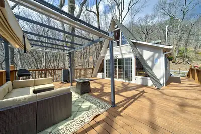 Image de Countryside A-frame with alfresco deck & amazing views