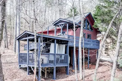 Image de Peaceful, dog-friendly cabin with fireplace & decks - walk to downtown Helen