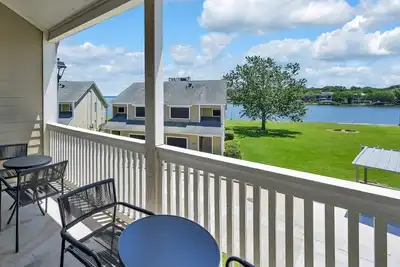 Image de Lake-View Condo with Balcony, Pool, Lake Access, and Fully Equipped Kitchen—Perfect Getaway Spot!