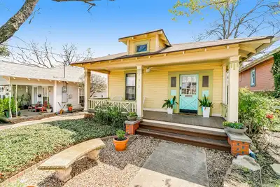 Image de Beautiful bungalow with eclectic art, home office, yard, Ac, & WiFi