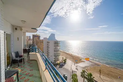 Image de Apto en Primera Línea Arenal Calpe avec vue sur la mer, terrasse et Wi-Fi.