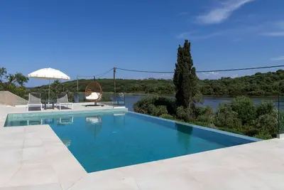 Image de Villa Serapias - Villa moderne avec piscine privée près de la mer à Corfou, Grèce