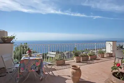 Image de Appartement \"La Casina di Sant Ilario\" avec vue sur la mer, terrasse et Wi-Fi.