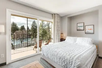 Image de \"Brews and Views \" River View Condo- Edge of Downtown