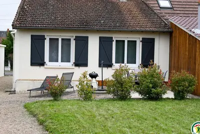 Image de Maison rénovée au calme avec jardin, terrasse et garage, à 10 min de Moulins, draps et serviettes inclus