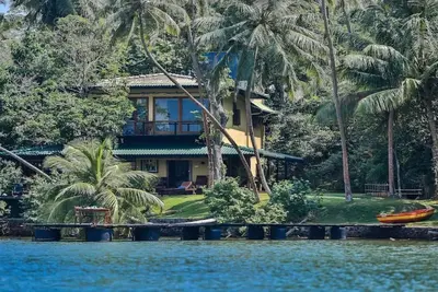 Image de South Point Cottage- 3 bedroom stunning  lake front property. Ideal for family.