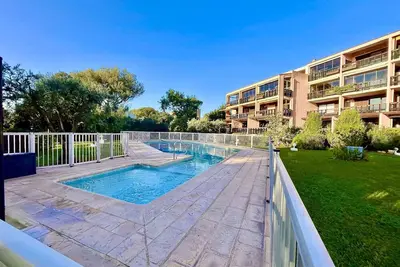 Image de Studio climatisé avec piscine et parking à Saint-Aygulf