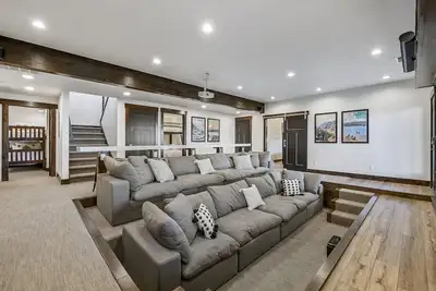 Image de Mtn Shadow Lodge South with Indoor Sports Court (Sleeps 36) by Bear Lake Luxury