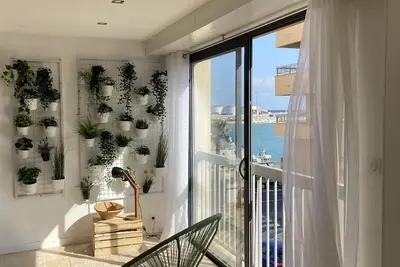 Sète! 50m2 neuf parking wifi quai Town center