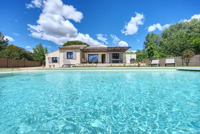 Image de Au cœur des Alpilles, Mazet entièrement rénové avec piscine privée chauffée.