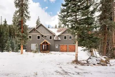 Image de Forested mountain home with patio, hot tub, fireplace, washer/dryer, & WiFi