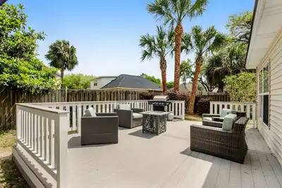 Dog-friendly, centrally located home on Wilmington Island with washer\/dryer