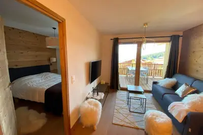 Image de À 50m des pistes de ski, Rez-de-chaussée, vue montagne, balcon, parking, télévision, casier à ski