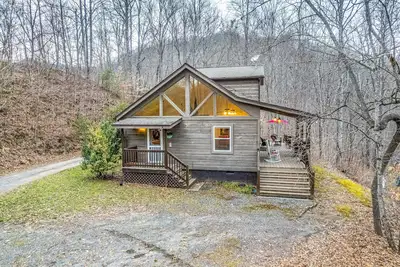 Image de Outstanding mountain home with firepit, fast WiFi, furnished deck, views & grill