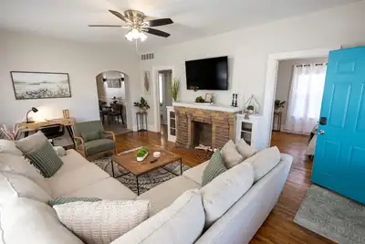 Image de Near St. Joseph Hospital - Large Fenced Lot W/ W&D