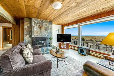 Oceanfront home with incredible beach views, washer/dryer & 2 kitchens