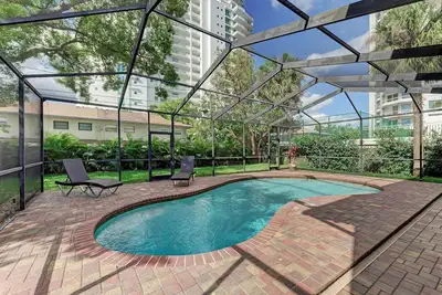 Image de ★Luxury Pool Home - Great Location - Spacious- Mini Bar - Bbq Grill☆