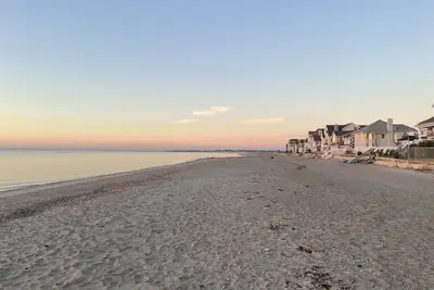 Image de Beautiful Home - Steps to Beach