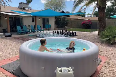 Image de Spacious house, large/secure/activity-filled back yard, child and dog friendly