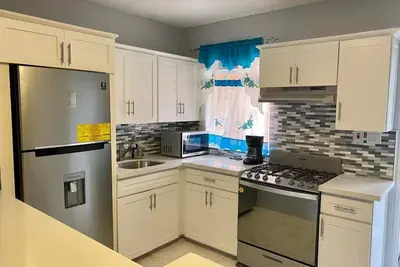 Image de Renovated family-sized home, just a few short minutes from the beach!