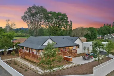 Image de Walk to Plaza - Vineyard views and Tastings Included