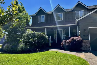 Image de Neighborhood home w/3 Bdrm, 2. 5 ba, full of light, 15 min from Hayward