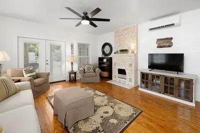 Image de Spacious Cottage-Wraparound Deck! One short block to beach-Walk to Pier Village!