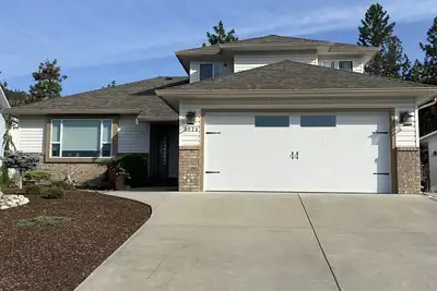 Image de Quiet suite near beach. . Serene setting with patios and space to Bbq