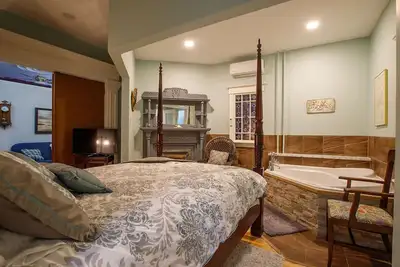 Deluxe suite, double whirlpool bath, 4 poster queen bed