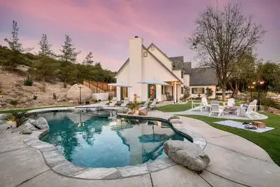 The Riesling Retreat by AvantStay | Pool HotTub Putting Green & Pickle Ball Crt!